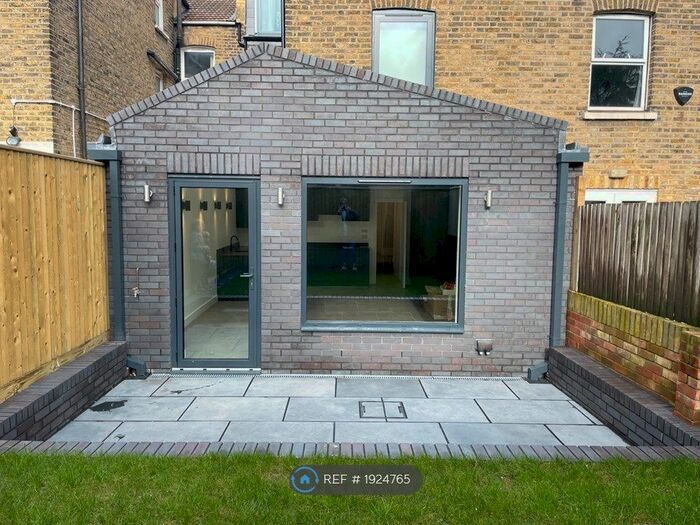 2 Bedroom Flat To Rent In Matham Grove, London, SE22