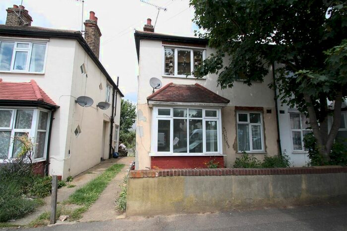 2 Bedroom Flat To Rent In Maldon Road, Southend-On-Sea, SS2