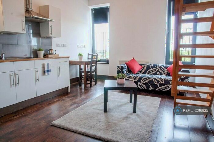 Studio To Rent In Hanover House, London, NW2