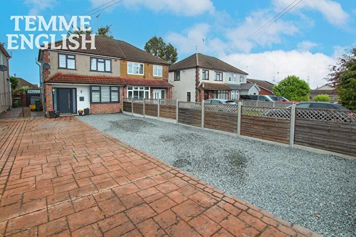 3 Bedroom Semi-Detached House For Sale In Southend Road, Wickford, Essex, SS11