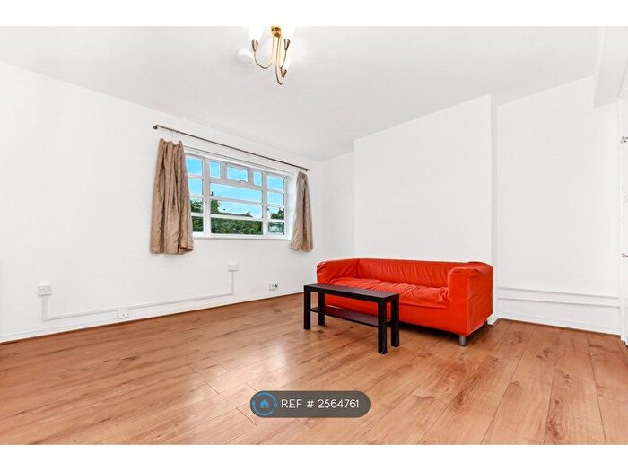 3 Bedroom Flat To Rent In Solent House, London, E1