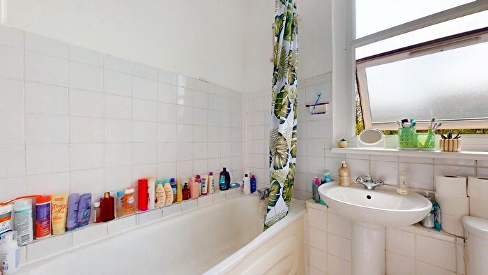 3 Bedroom Flat To Rent In London Road, Isleworth, TW7