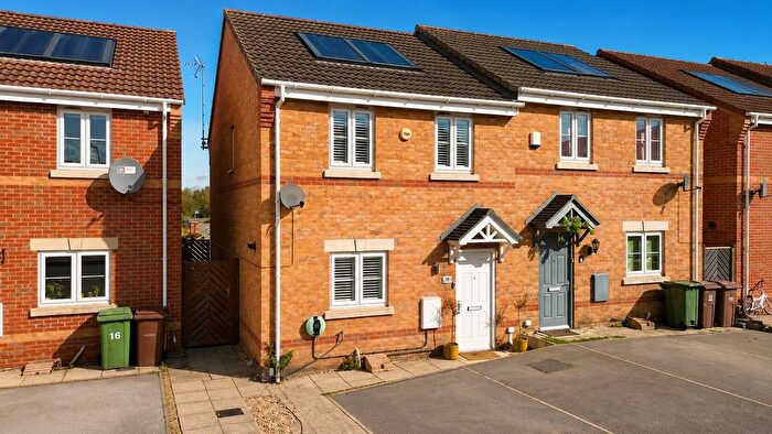 3 Bedroom Semi-Detached House For Sale In Featherstone Drive, Featherstone, WF7