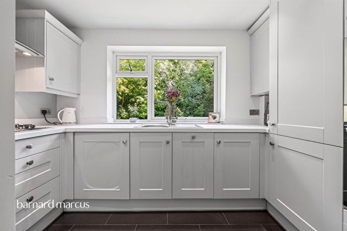 2 Bedroom Flat For Sale In Hillside Road, Whyteleafe, CR3