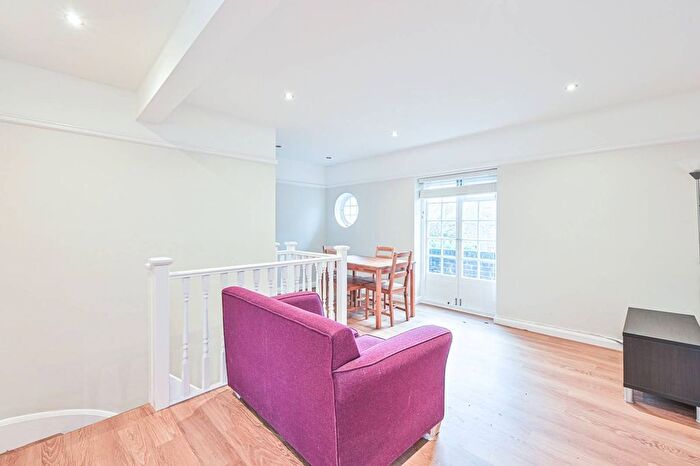 2 Bedroom Maisonette To Rent In Neale Close, East Finchley, London, N2
