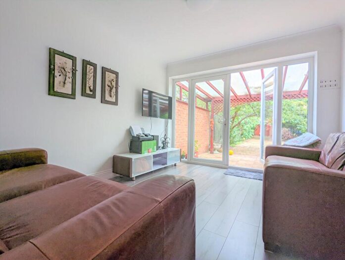 2 Bedroom Apartment To Rent In Chase Road, Southgate, N14