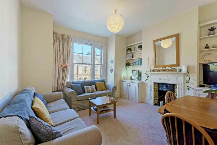 2 Bedroom Maisonette To Rent In Midmoor Road, Balham, SW12