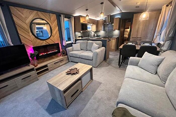 2 Bedroom Mobile/park Home For Sale In Hayling Island, PO11