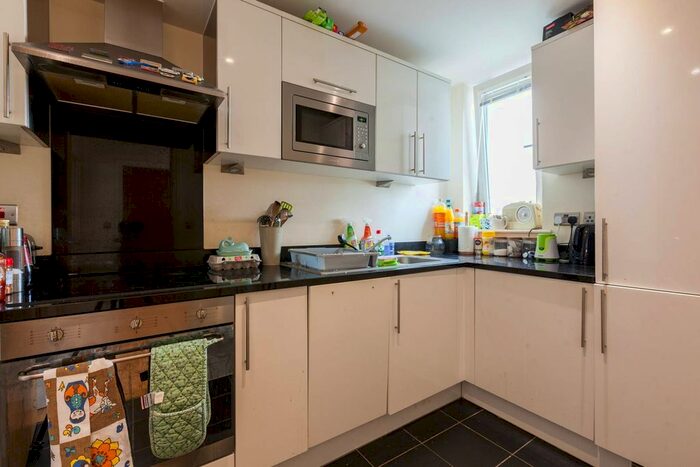 2 Bedroom Flat To Rent In Lett Road, Clapham, London, SW9