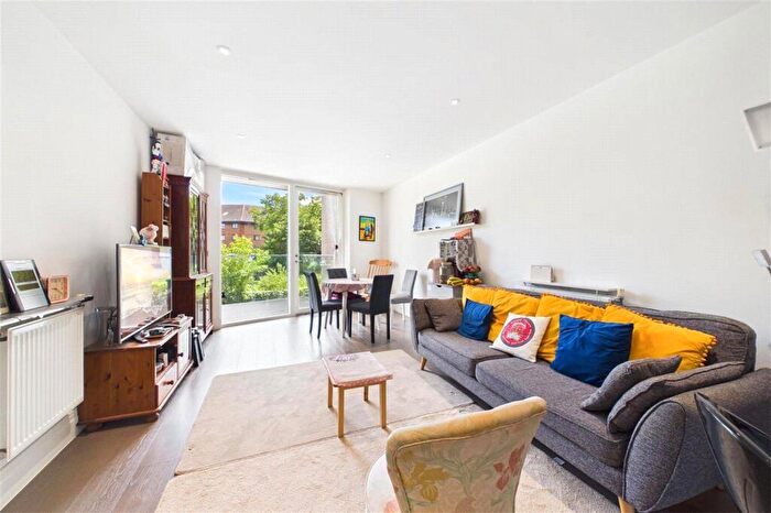 2 Bedroom Apartment For Sale In Hamond Court, Queenshurst Square, Kingston Upon Thames, KT2