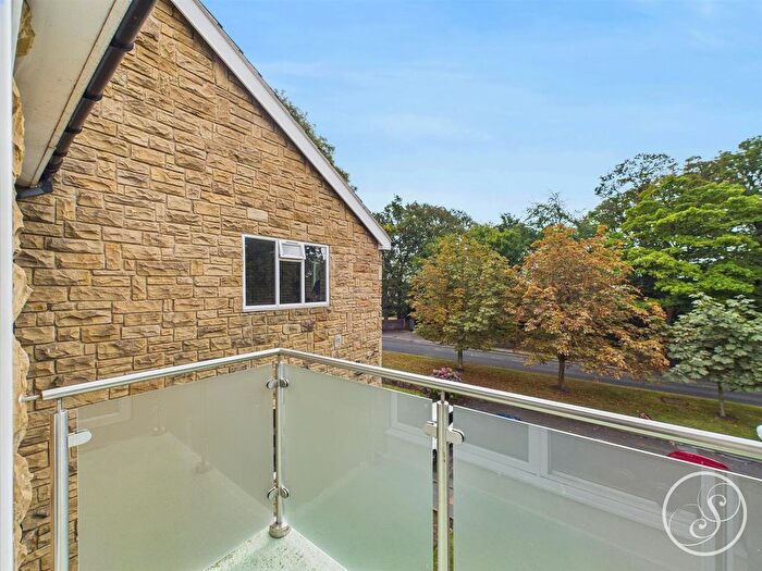 2 Bedroom Flat To Rent In Woodlea Court, Alwoodley, Leeds, LS17