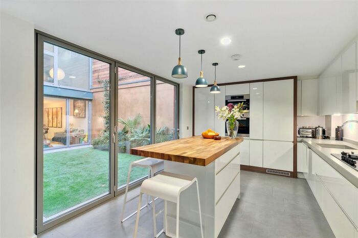 3 Bedroom End Of Terrace House To Rent In Peacock Place, Islington, London, N1