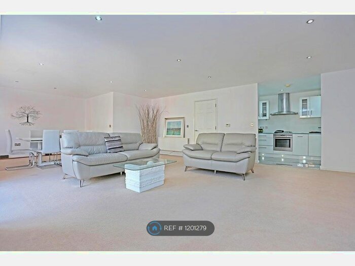 2 Bedroom Flat To Rent In Waterside, Shirley, Solihull B90