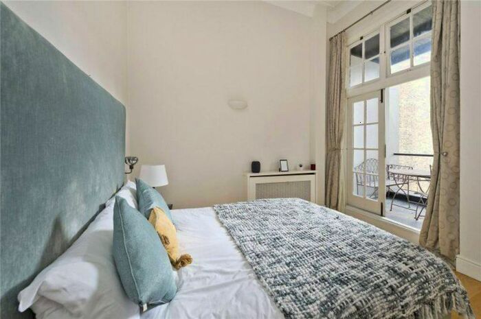 3 Bedroom Flat To Rent In Cadogan Square, Chelsea, London, SW1X