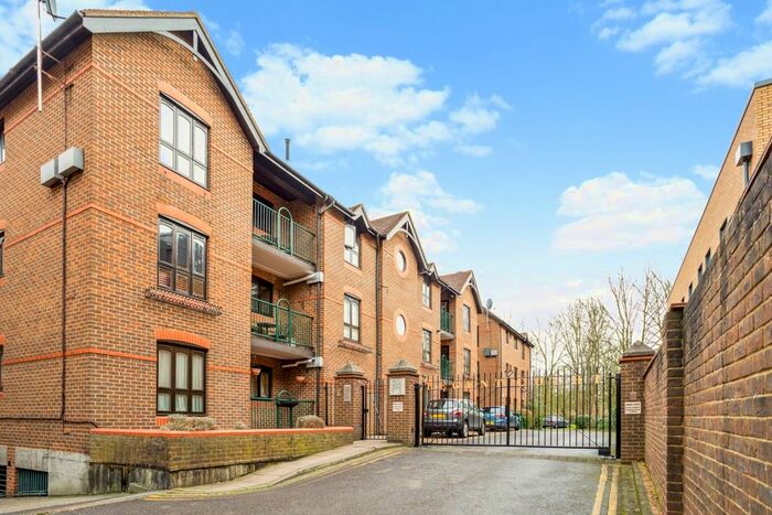 2 Bedroom Flat To Rent In Sheet Street, Windsor SL4