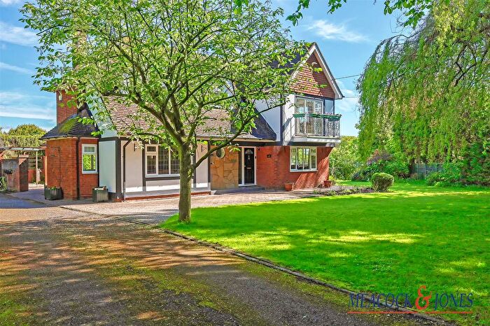 4 Bedroom Detached House For Sale In Doddinghurst Road, Pilgrims Hatch, Brentwood, CM15