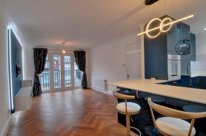 2 Bedroom Flat To Rent In Imperial Court, Henley On Thames, RG9