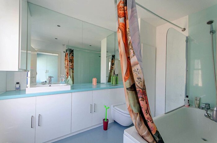 1 Bedroom Flat To Rent In Loftus Road, Shepherd's Bush, London, W12