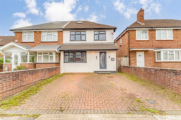 3 Bedroom Semi-detached House For Sale In Carfax Road, Hayes, UB3