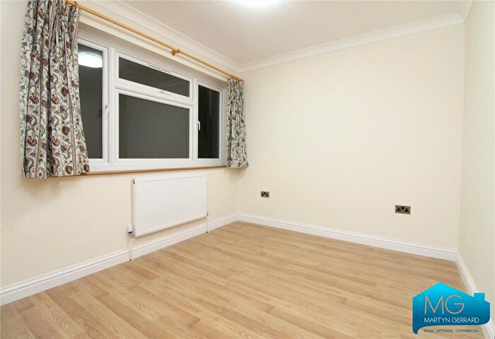 5 Bedroom Semi-Detached House To Rent In Wickliffe Avenue, London, N3