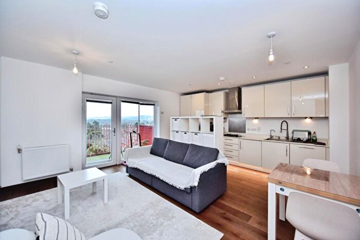 2 Bedroom Flat For Sale In Waterhouse Avenue, Maidstone, Kent, ME14