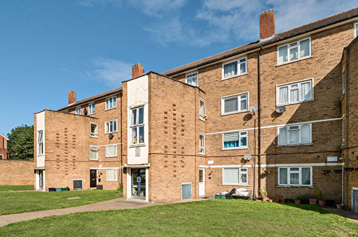 3 Bedroom Maisonette For Sale In Magpie Hall Lane, Bromley, BR2