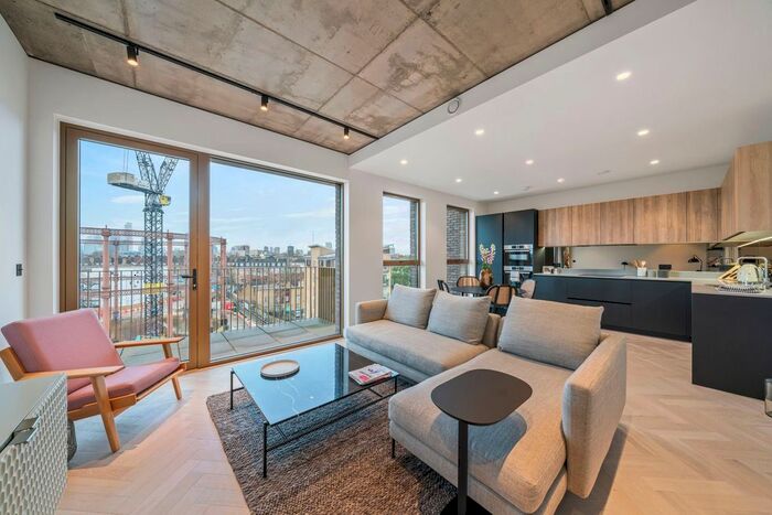 2 Bedroom Flat To Rent In Andrews Road, London, E8