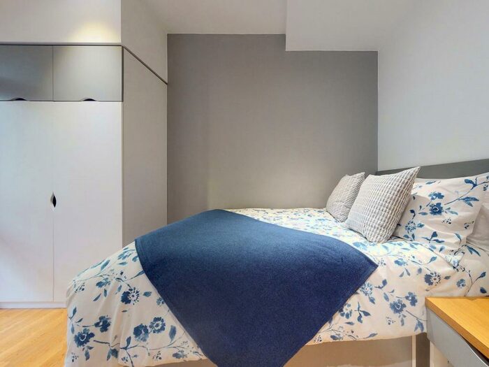 2 Bedroom Apartment To Rent In Wade Lane, Leeds, West Yorkshire, LS2