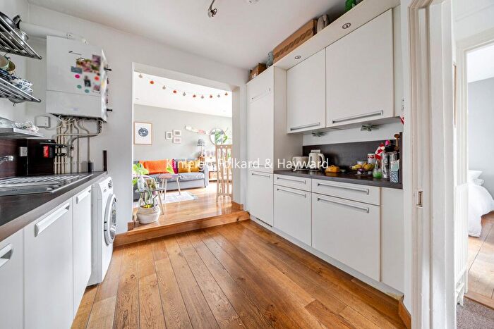 2 Bedroom Flat To Rent In Pegasus Place, Kennington, London, SE11