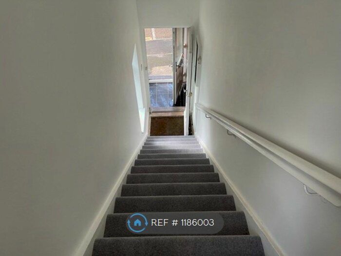 3 Bedroom Flat To Rent In Garrick Park, London, NW4