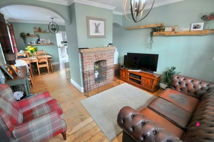 2 Bedroom End Of Terrace House To Rent In Parkstone Avenue, Thundersley, SS7