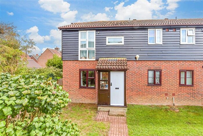 2 Bedroom Maisonette For Sale In Oak Tree Close, Marden, Tonbridge, Kent, TN12
