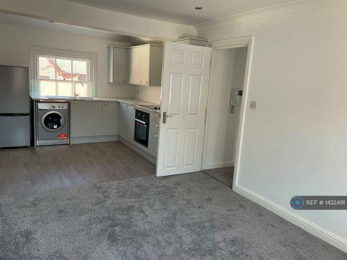 2 Bedroom Flat To Rent In London Road, Newbury, RG14