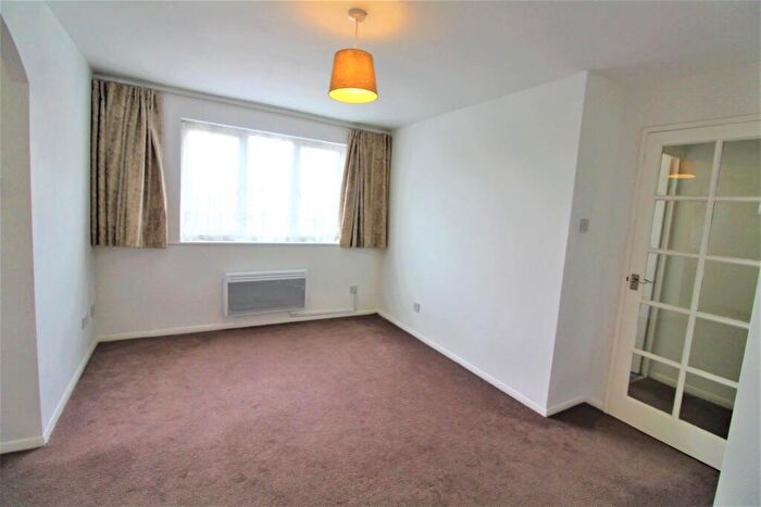 Flat To Rent In Larmans Road, Enfield, EN3