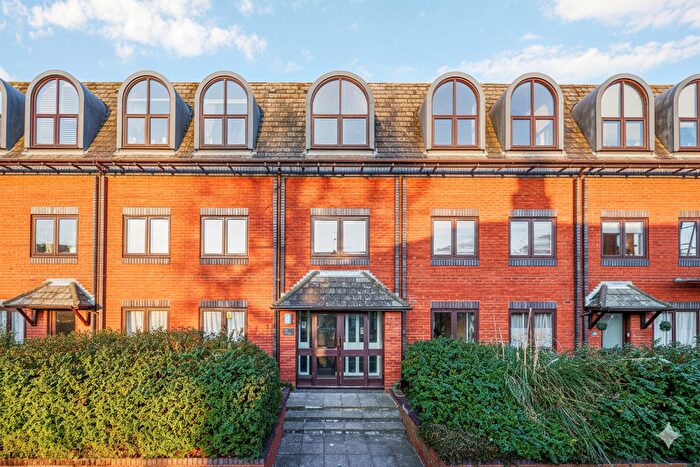 1 Bedroom Flat To Rent In Brook Road South, Brentford, TW8