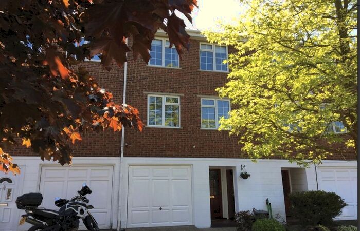 3 Bedroom Flat To Rent In Station Approach, Chelsfield, Orpington, BR6