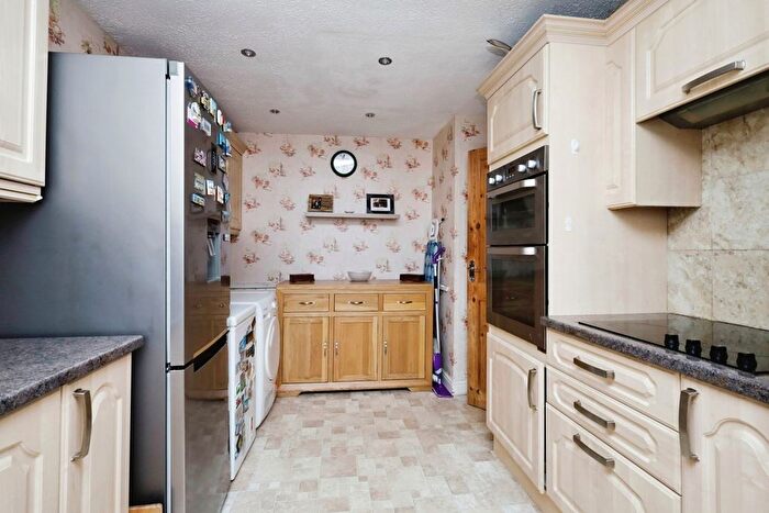 2 Bedroom Detached Bungalow For Sale In Oakleaf Drive, Polegate, BN26