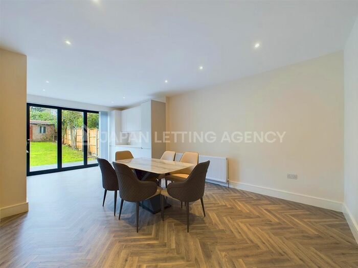 4 Bedroom Semi-Detached House To Rent In Chanctonbury Way, London, N12