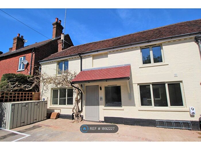 2 Bedroom Flat To Rent In Wey Hill, Haslemere, GU27