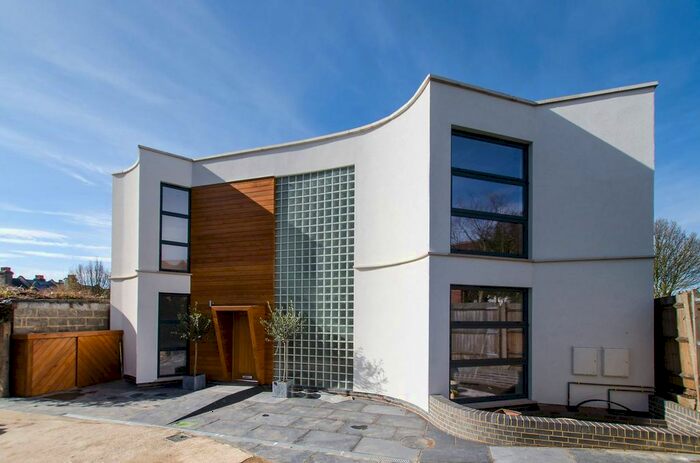 2 Bedroom Flat To Rent In Holmbury Court, Tooting, London, SW17