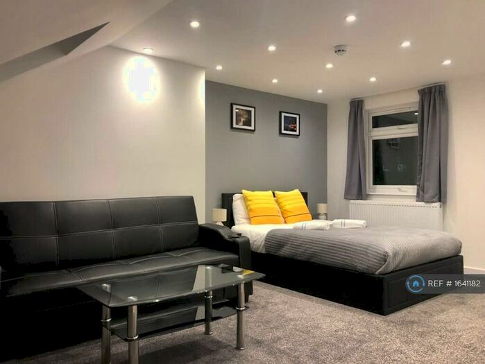 Studio To Rent In Leeds Street, London, N18