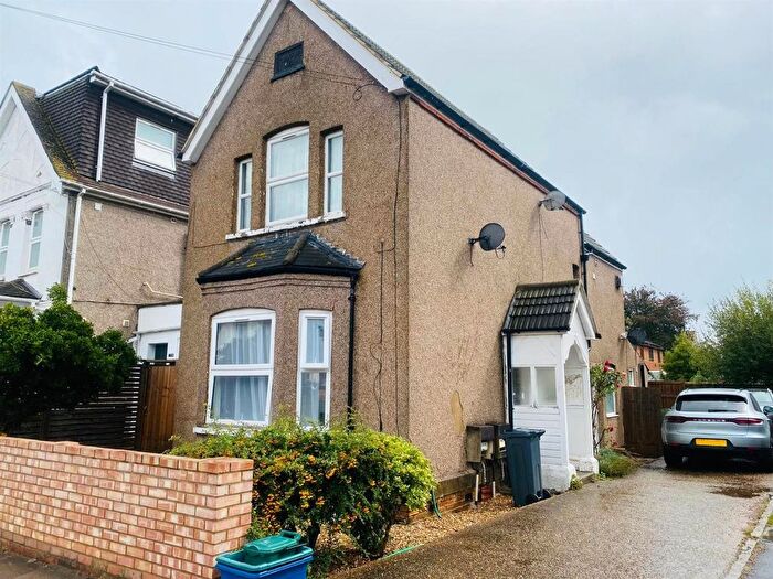 1 Bedroom Flat For Sale In Vicarage Farm Road, Hounslow, TW3