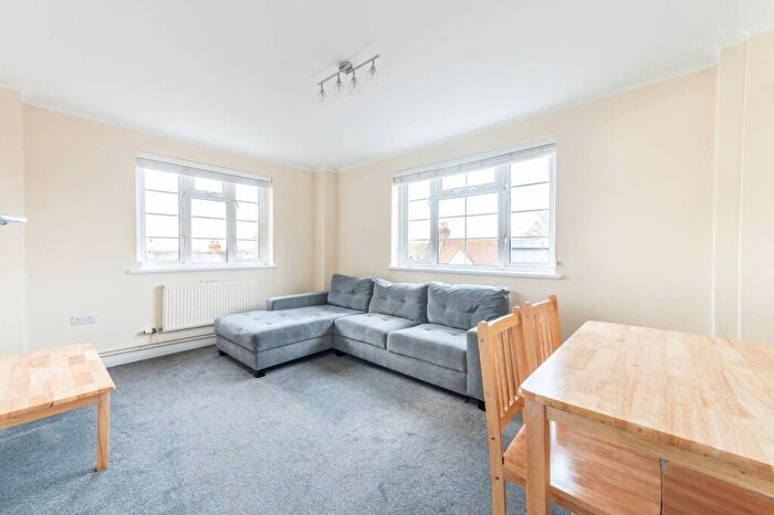 2 Bedroom Flat For Sale In Ashford Road, Cricklewood, London, NW2
