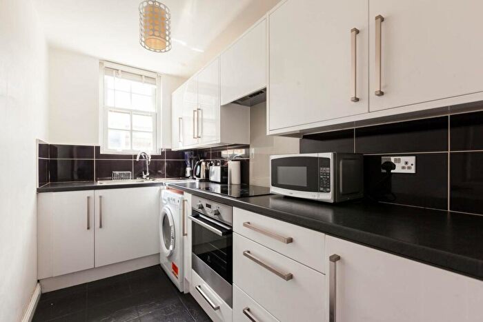 2 Bedroom Flat To Rent In Hamilton Lodge, Whitechapel, London, E1