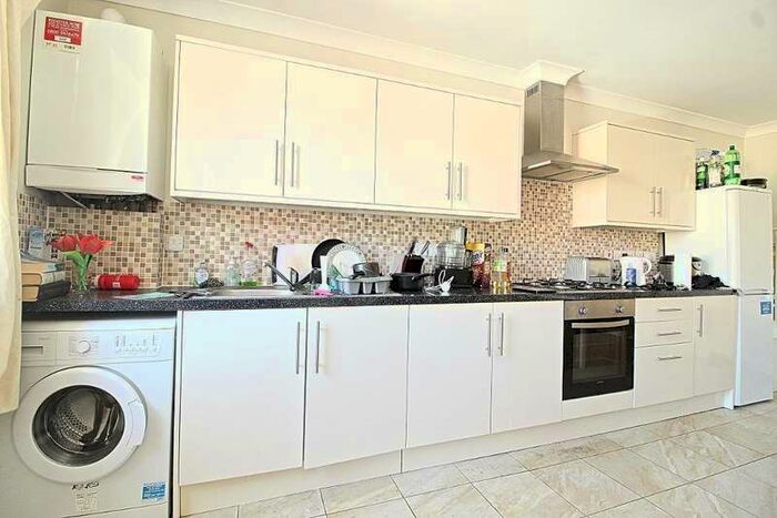 2 Bedroom Flat To Rent In Bethnal Green Road, London, E2