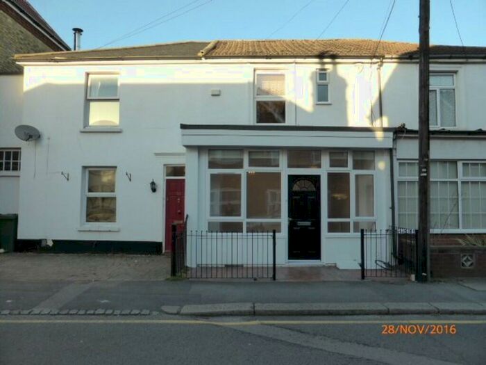 2 Bedroom Flat To Rent In Holmesdale Road, Reigate, RH2