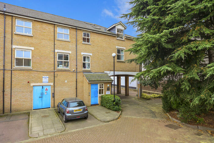 2 Bedroom Flat To Rent In Montgomery Lodge, Stepney Green, E1