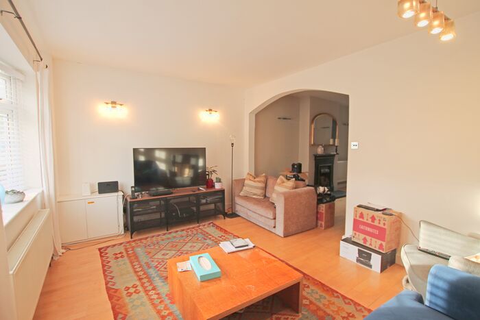 Detached House To Rent In Cleaveland Road, Surbiton, Surrey, KT6