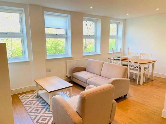 2 Bedroom Flat To Rent In Crest View Drive, Petts Wood, BR5