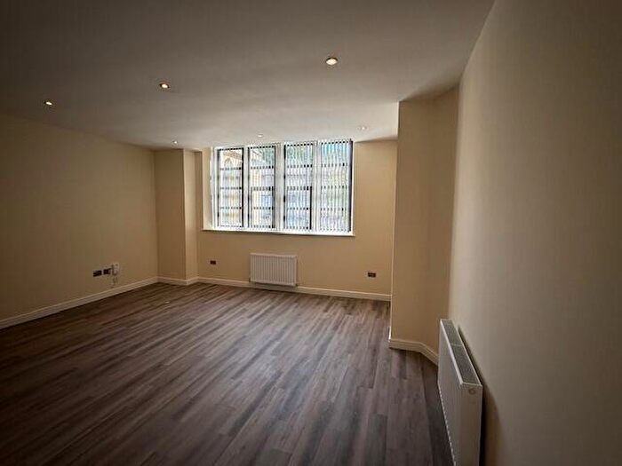 1 Bedroom Flat To Rent In Leeds Road, Shipley, West Yorkshire, BD18